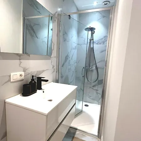 In Ghent, 1br & 1lr With Wifi شقة *